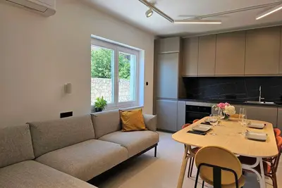 Image de Classic Two Bedroom Apartment with Balcony and Sea View