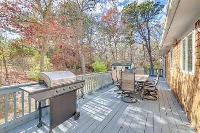 Image de 6 Mi to Beach: Home w/ Deck in Brewster!