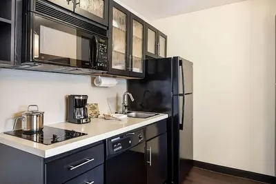 Image de 4 Spacious Suites w/ Full Kitchen Ideal for Extended Stays - Pets Welcome