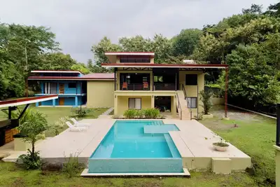 Image de New Spacious luxury home with creek access - WiFi \/ pool! with WiFi, Ac
