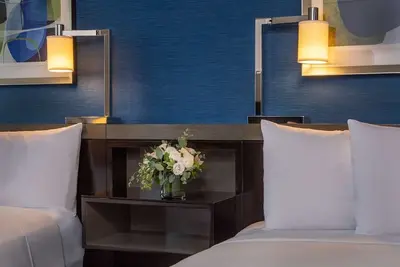 Image de Comfortable Stay at a Hotel w/ Glass Atrium Roof Pool by Charles River