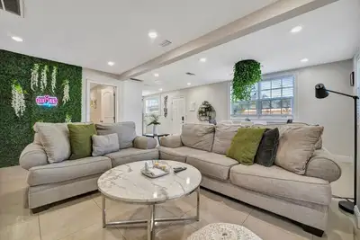 Image de 10 Minutes to Downtown 3br Home