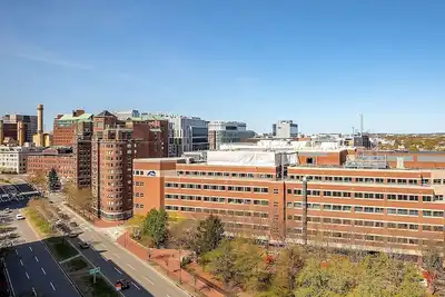 Image de Cozy central Cambridge Stay w/ Pool Under Glass Atrium & City Views