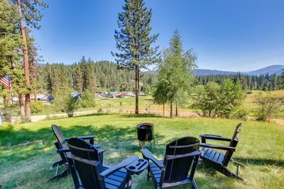 Image de Terrace Lakes Cabin- Walk to golf & hot springs!