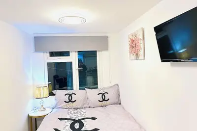 Luxury Studio - Near Heathrow - Parking Available