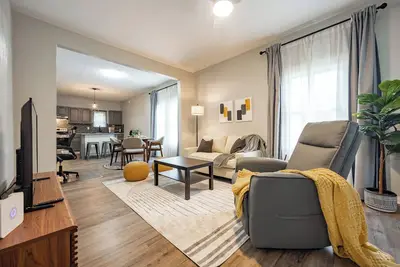 Image de Cozy 2-bedroom house with fenced-in yard near downtown Indianapolis