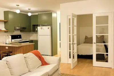 Image de Ideal location for long stays. Modern and cozy. Steps to metro, shops, &cafés.