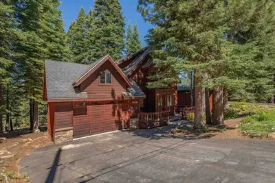 Image de Relaxing 3-Bedroom Escape in Picturesque Tahoe Donner – Your Perfect Retreat! \"