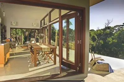 Image de Contemporary eco house with plunge pool overlooking the rainforest