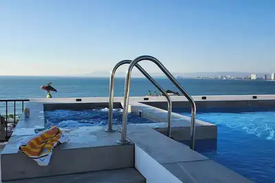 Image de 360 Rooftop Views, Charming, Modern, Quiet and steps to Shops and Entertainment!