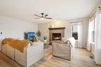 Image de Stylish 5-Bedroom Retreat in Briargate – Family-Friendly with Spacious Backyard!