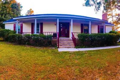 Image de Charming 3-bedroom ranch style home in Columbia with plenty of space inside, out