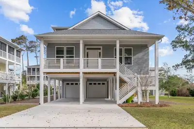 Image de Dog Friendly & Stunning 3 bedroom/2 bath beach house with fenced back yard