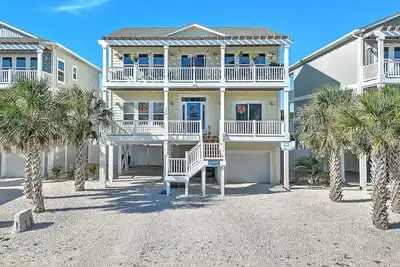Image de \"Marsh Mellow\" 5 Bedroom 5 Bath with a Pool!