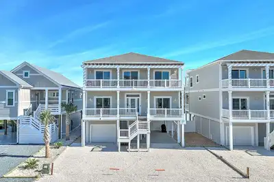 Image de \"The Reel Deal\" 5 Bedroom 5. 5 Bath with a Pool!