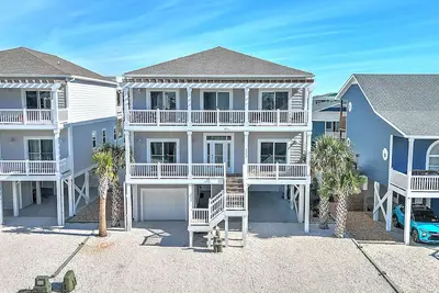 Image de \"Marina Jack\" 5 Bedroom 5 Bath with a Pool!