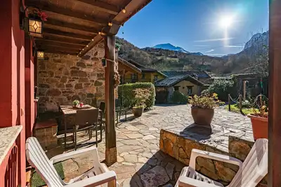 Image de Maison de campagne 'Valle De Bueida La Vega' avec vue sur les montagnes, terrasse privée et Wi-Fi