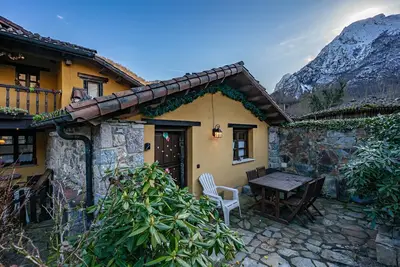 Image de Maison de campagne \"Valle De Bueida El Palacio\" avec vue sur la montagne, jardin privé et Wi-Fi