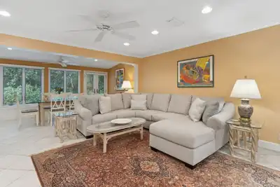 Image de South End 2br: Fairway Oaks, Steps to Golf