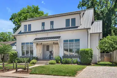 Downtown Franklin Farmhouse 2. Steps to Dining, Shops & Cafes