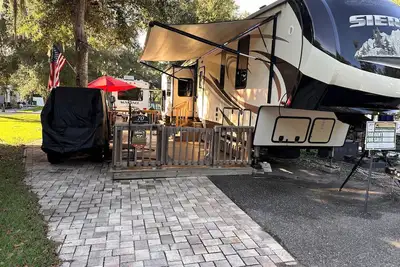 Image de Delightful Glamping 5th wheel 2-bedroom with Ac, WiFi in nice Fort McCoy