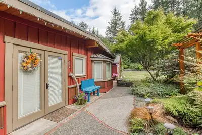 Image de Charming and peaceful 2-bedroom cottage in sleepy Langley, nestled in nature!