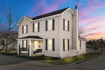 Image de 4-bed house in Wentzville next to restaurants/event space/\"Free food and drink\"