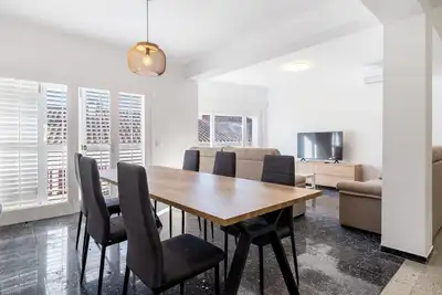 Image de Espace avec 5 chambres, 3 terrasses et 150m plage