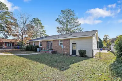Image de 4 Bedroom house with huge yard for family games, fun and relaxation