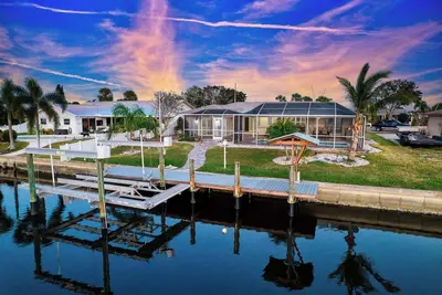 Image de Waterfront 3 Br~Newly Renovated~Pool~Dog Friendly