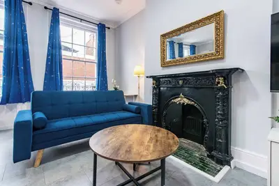 Image de Spacious 5-Bed Flat with Modern Amenities