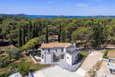 Spacious 3 bedroom holiday apartment in village Valbandon, close to the beach