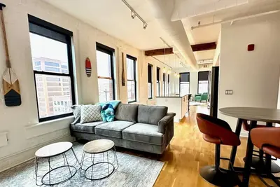 Image de A historic beautifully detailed suite, 1, 300 square foot, corner loft in the heart of the Old Market