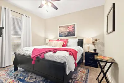 Image de Plush Beds|High-Speed Wi-Fi| Workspace