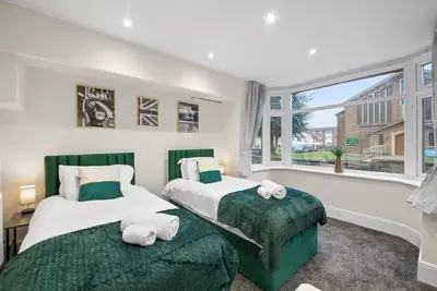 Image de Large 5 Bedroom House, Free Parking, Great Transport Links, Sleeps 11