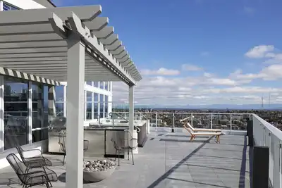 Image de Luxury Lake Union Penthouse with Iconic Space Needle Views & Hot Tub Retreat