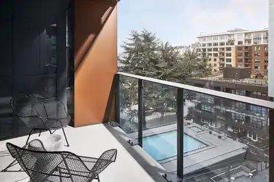 Image de Luxury 2-Br Suite in South Lake Union: Pools, Gym, Kitchen, & Balcony