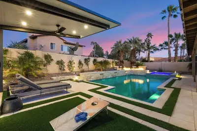 Image de Backyard Bliss: Firepit, Putt, Play, Pool & Spa!