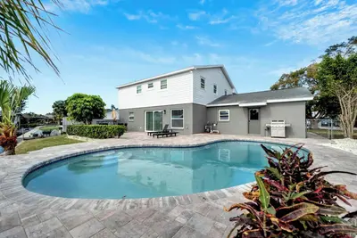 Image de Waterfront Paradise - Modern - Pool & Grill