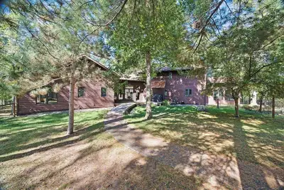 Image de Very spacious lakefront 4-bedroom cabin with Ac and WiFi in charming Spooner