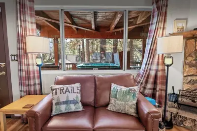Image de 2 Bed 1. 5 Bath Cabin. Spa, Fireplace, Dogs Welcome