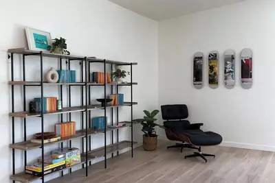 Image de Stylish 4br Mid-Century Oasis with Pool