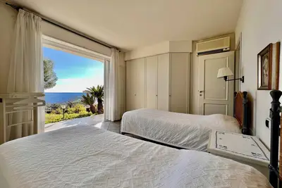 Image de Villa en location au Cap d'Antibes avec vue mer panoramique