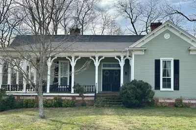 Image de Historic Farmhouse in Arrington!