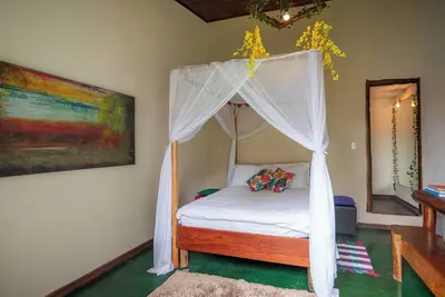 Image de Family and pet friendly chalet in Brumadinho 30 minutes from Bh. Kitchen integrated with nature.