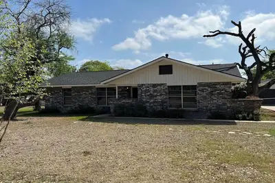 Image de Charming 3-bedroom house with pool, large fenced yard, 1. 5 miles to Main St.