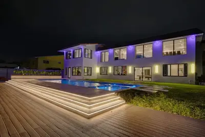 Image de Luxe Waterfront Mansion w Private Nightclub, Cinema, Game Room & Pool