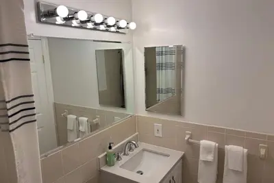 Image de Mtr house in Silver Spring with Ac and WiFi