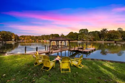 Image de Game Room, Covered Dock, Kayaks, Firepit, 2 Kings