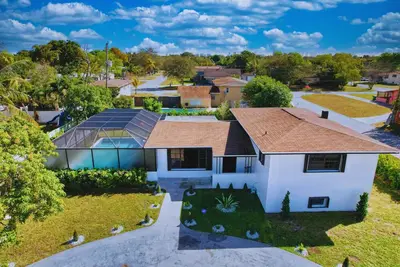 Image de Luxe Tropical Paradise w Cinema, Kids Playground, Pool, Bbq, 9 Beds